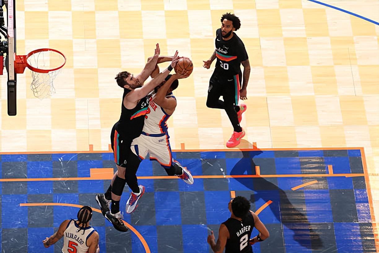 开云体育-表现正在逐渐下滑，马刺替补中锋的这份长约可能会成为垃圾合同？